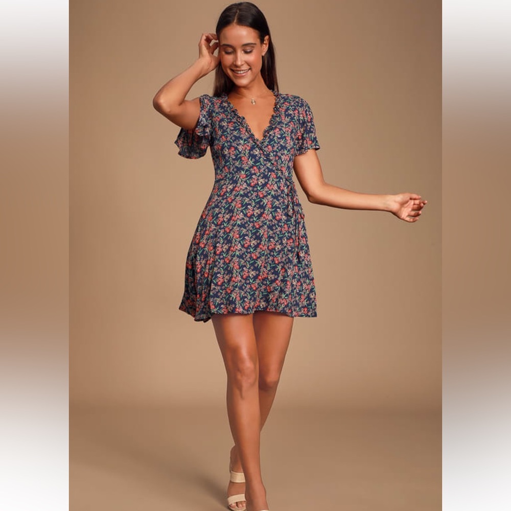 New w/tags! Gorgeous Lulu’s floral wrap sundress. Size large.